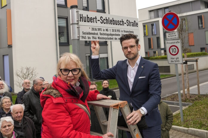Stadt, Anbringung eines Zusatzschildes in Erinnerung an Hubert Schlebusch,Hubert-Schlebusch-Straße / Ecke Klagenfurter Straße