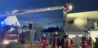 Feuerwehrleute löschen Kaminbrand