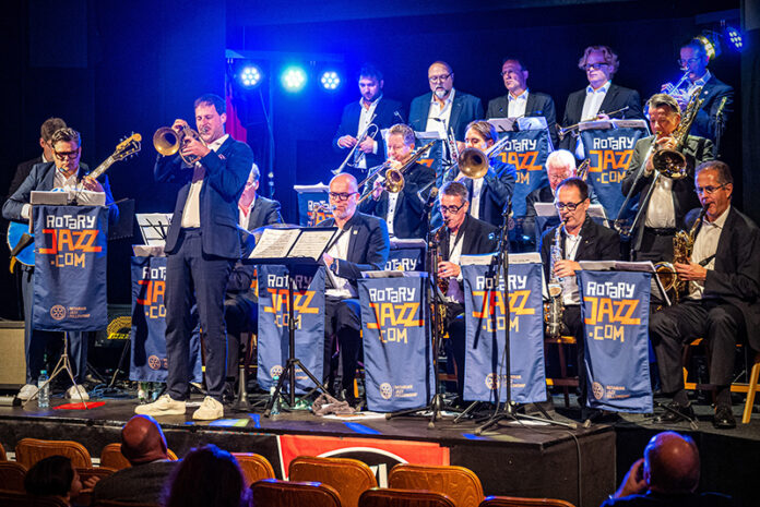 Der Rotary Club Willich veranstaltet ein Bigband-Konzert auf Schloss Dyck (Foto: rotaryjazz / Alexander Dörner)